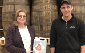 Sparbanken Västra Mälardalen i samarbete med Arbogaföretaget Agitator - skänker 1200 liter handsprit till den regionala vården
