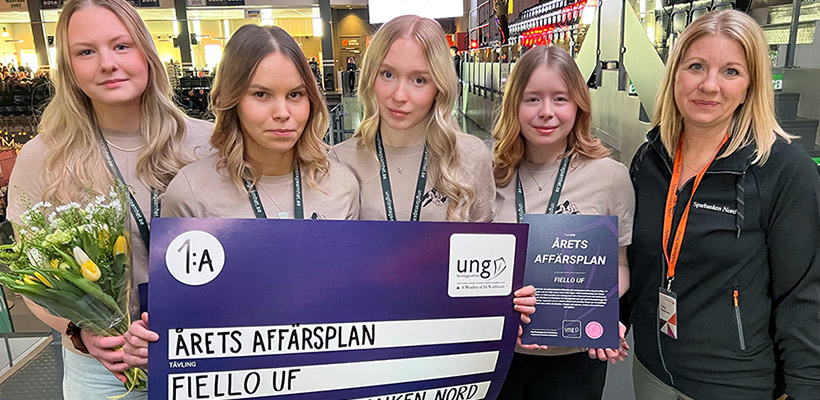 Fjello UF består av Linnea Apelqvist, Maja Sjaunja, Wilma Mathiasson och Julia Engman. Erika Mattsson från Sparbanken Nord delade ut priset.