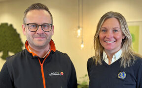 Denny Hedenström, marknadschef på Sparbanken Västra Mälardalen och Kristin Pleick från RF-SISU Västmanland i ett unikt samarbete för folkhälsan