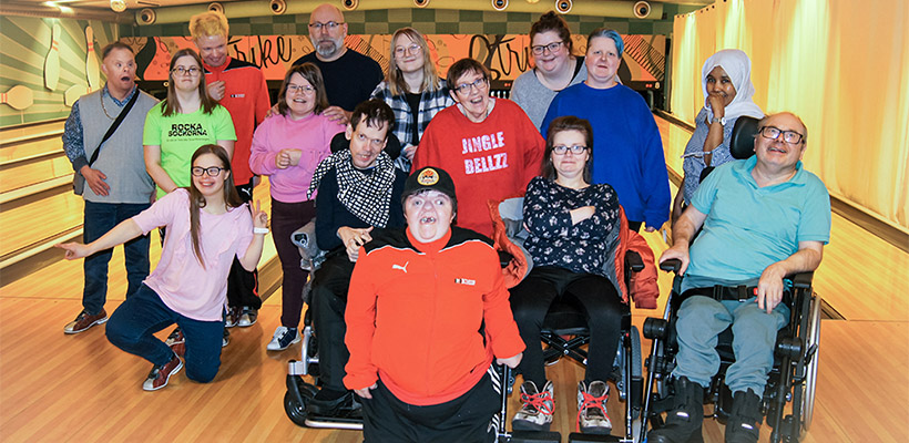Kiruna HIF samlar människor i olika åldrar och med olika funktionsnedsättningar. Aktiviteterna är flera - här är bowlinggänget.